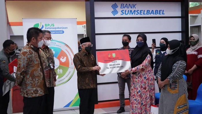 Wapres Maruf Amin meninjau alur pelayanan di Mal Pelayanan Publik (MPP) Dinas Penanaman Modal dan Pelayanan Terpadu Satu Pintu (DPMPTSP) Kota Palembang. (SK-BPMI, Setwapres)