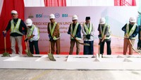 Peresmian pembangunan gedung BSI Aceh dilakukan oleh Direktur Utama BSI Hery Gunardi (tengah) didampingi oleh Komisaris Utama BSI Adiwarman Karim (paling kiri), Asisten Deputi Bidang Jasa Keuangan Kementerian BUMN Muhammad Khoerur Roziqin (dua dari kiri), Asisten Administrasi Umum Pejabat Gubernur Aceh DR. H. Iskandar AP,S.Sos, Msi, Pimpinan Dayyah Ma’hadal Ulum Diniyyah Islamiyah Samalanga, TGK H Hasanoel Bakry (Abu Mudi), Wali Nanggroe Aceh Tgk Malik Mahmud Al-Haytar (dua dari kanan), Direktur Utama PT PP (Persero) Tbk  Novel Arsyad (paling kanan).