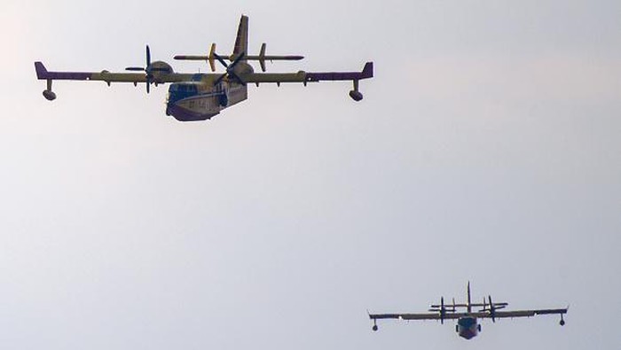 Wujud Pesawat Pemadam Kebakaran yang Jinakkan Api di Jerman 05 September 2022, Saxony-Anhalt, Schadeleben: A firefighting aircraft takes on firefighting water in Lake Concordia. The water is needed to extinguish the forest fire below the Brocken. Photo: Klaus-Dietmar Gabbert/dpa (Photo by )
