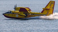 Selain bisa diisi air atau cairan (busa kimia) di darat, CL-415/CL-515 mampu menyiduk air sembari terbang secara berulang.   
