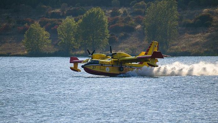 05 September 2022, Saxony-Anhalt, Schadeleben: A firefighting aircraft takes on firefighting water in Lake Concordia. The water is needed to extinguish the forest fire below the Brocken. Photo: Klaus-Dietmar Gabbert/dpa (Photo by )