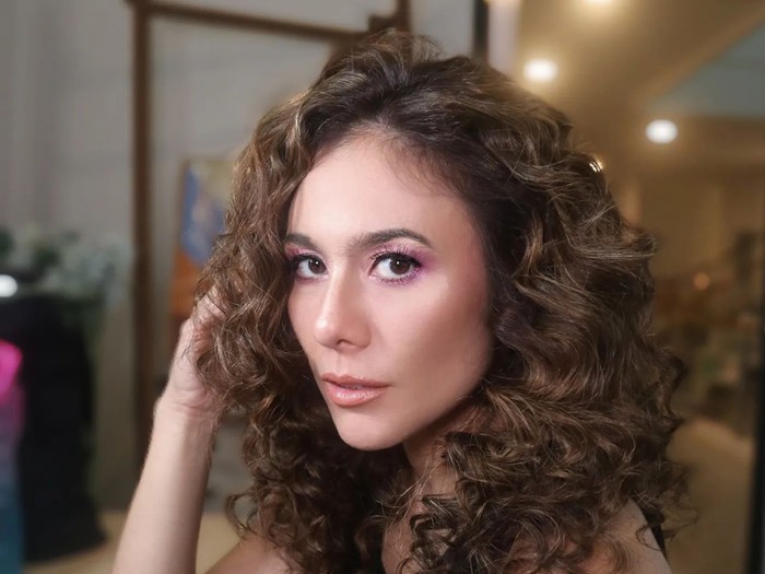 Gaya Wulan Guritno Tampil Beda Dengan Rambut Keriting