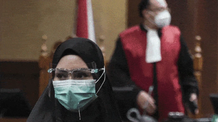 Sejumlah narapidana (napi) koruptor secara bersamaan bebas dalam sehari kemarin. Mereka mendapat pembebasan bersyarat usai memperoleh remisi. Siapa saja mereka?