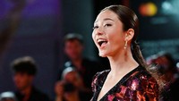Di momen karpet merah itu, Fumino Kimura mengenakan gaun gemerlap bernuansa bronze. (Foto: AFP via Getty Images/ANDREAS SOLARO)