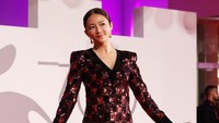 Fumino Kimura tebar senyum sepanjang sesi foto di karpet merah. (Foto: WireImage/Stefania DAlessandro)
