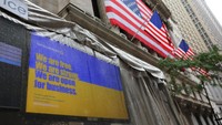 Ajakan untuk berinvetasi di Ukrainan terpampang di layar depan Bursa New York. Foto: Getty Images/Michael M. Santiago
