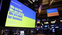Iklan ajakan untuk berinvestasi di Ukraina juga dipampang di lantai bursa. Foto: Getty Images/Michael M. Santiago