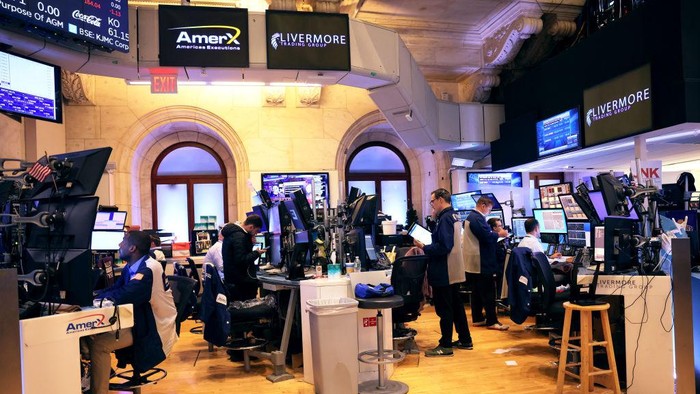 NEW YORK, NEW YORK - SEPTEMBER 06: People watch as President of Ukraine Volodymyr Zelensky delivers a message virtually at the New York Stock Exchange before the ringing of the opening bell on September 06, 2022 in New York City. Zelensky delivered a message before the ringing of the opening bell to highlight the launch of Advantage Ukraine, an initiative aimed at driving foreign direct investment in Ukraine, as stocks fell to open the week of trading. (Photo by Michael M. Santiago/Getty Images)