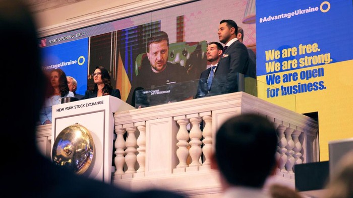 NEW YORK, NEW YORK - SEPTEMBER 06: People watch as President of Ukraine Volodymyr Zelensky delivers a message virtually at the New York Stock Exchange before the ringing of the opening bell on September 06, 2022 in New York City. Zelensky delivered a message before the ringing of the opening bell to highlight the launch of Advantage Ukraine, an initiative aimed at driving foreign direct investment in Ukraine, as stocks fell to open the week of trading.  (Photo by Michael M. Santiago/Getty Images)
