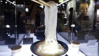 Displai produk yang menarik pengunjung pameran. Pertumbuhan tahunan industri bahan baku makanan diprediksi akan meningkat mencapai 5,30 persen pada periode 2021-2026.