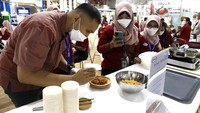 Salah satu peserta menunjukkan bagaimana industri makanan dibuat. Pertumbuhan industri makanan dan minuman di Indonesia menunjukkan kinerja yang positif di masa pandemi, di mana pertumbuhannya mencapai 2,45 persen di kuartal 1 2021.