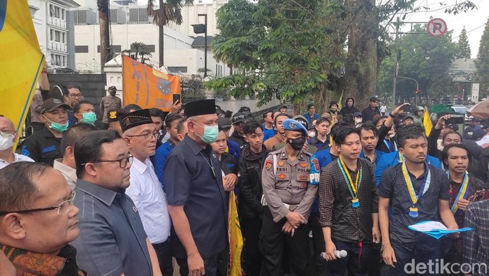 4 fraksi DPRD Jabar menemui mahasiswa pengunjuk rasa