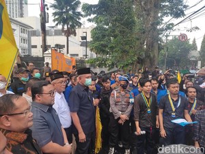 Demo Mahasiswa Ricuh di DPRD Jabar: 10 Orang Ditangkap, 2 Provokator Diburu