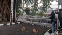Gerbang pintu masuk DPRD DIY sebelah utara yang langsung ke Jalan Malioboro roboh akibat dorongan dari massa Aliansi Rakyat Bergerak (ARB). Foto: Heri Susanto/detikJateng