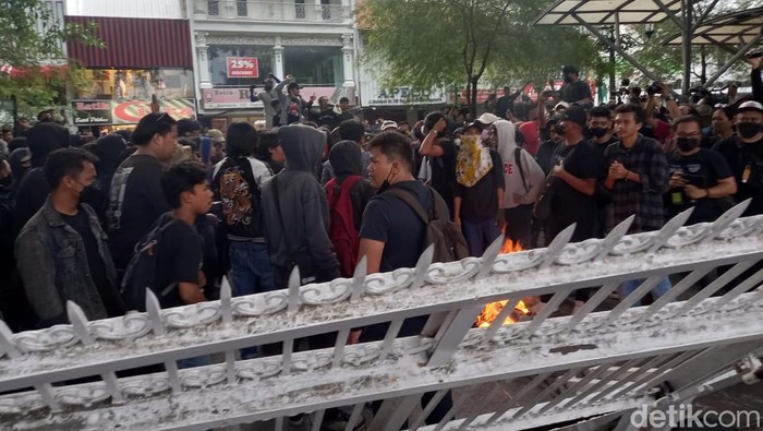 Aksi demo tolak kenaikan BBM di depan Kantor DPRD DIY, Rabu (7/9/2022).