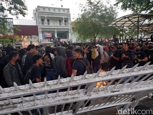 Ricuh Demo Kenaikan Harga BBM di Malioboro hingga Gerbang DPRD DIY Roboh