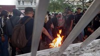 Petugas keamanan internal DPRD DIY yang berada di dalam pun mundur usai ada lemparan beberapa botol mineral. Foto: Heri Susanto/detikJateng