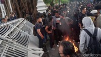 Karena tak kunjung dibuka, sekitar pukul 16.50 WIB, massa aksi kemudian memaksa masuk dengan mendorong gerbang. Gerbang pintu masuk pun roboh akibat dorongan dari massa aksi. Foto: Heri Susanto/detikJateng