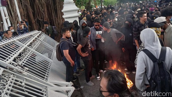 Aksi demo tolak kenaikan BBM di depan Kantor DPRD DIY, Rabu (7/9/2022).