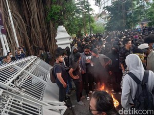 Tunggu Anggota DPRD DIY Malioboro, Massa Aksi Demo Kenaikan BBM Bakar Ban