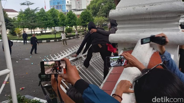 Aksi demo tolak kenaikan BBM di depan Kantor DPRD DIY, Rabu (7/9/2022).