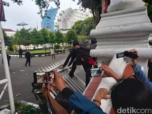 Saat Demo di Malioboro Ricuh hingga Robohkan Pagar Gedung DPRD DIY