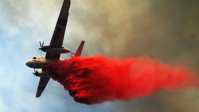 Aksi Helikopter hingga Pesawat Padamkan Kebakaran Hutan California Fire retardant is dropped on the Fairview Fire burning near Hemet, California, U.S., September 6, 2022. REUTERS/David Swanson TPX IMAGES OF THE DAY