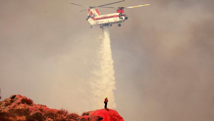 Fire retardant is dropped on the Fairview Fire burning near Hemet, California, U.S., September 6, 2022. REUTERS/David Swanson TPX IMAGES OF THE DAY