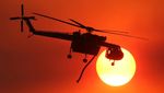Aksi Helikopter hingga Pesawat Padamkan Kebakaran Hutan California