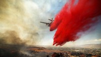 Sejumlah pesawat dikerahkan untuk memadamkan kebakaran lahan yang menewaskan sedikitnya 2 orang dan menghancurkan beberapa bangunan di California.