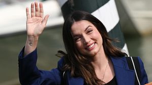 Tato Mini Bulan Sabit Ana de Armas Jadi Sorotan