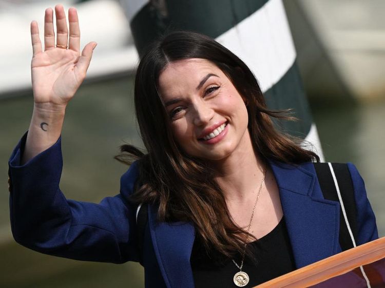 Tato Mini Bulan Sabit Ana de Armas Jadi Sorotan