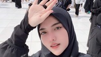 Anggy Novia mengatakan ada dua pria Arab yang mau melamarnya saat sedang di tempat belanja yang ada di Madinah. (Foto: ist)