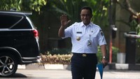 Anies juga terlihat membawa map biru. Anies hanya mengucapkan terima kasih.