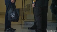 Anies menaiki tangga sekitar pukul 09.32 WIB sambil membawa goodie bag hitam bertuliskan ramah lingkungan dan mantan.