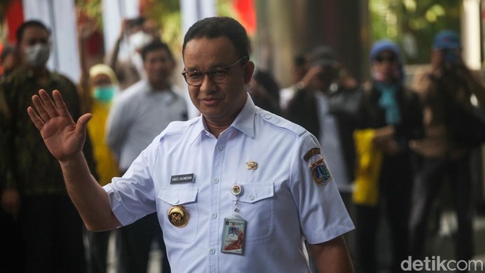 Gubernur DKI Jakarta Anies Baswedan memenuhi panggilan KPK hari ini. Sambil membawa map biru, Anies dimintai keterangan terkait dugaan korupsi Formula E.