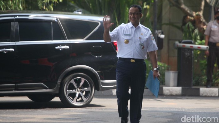 Gubernur DKI Jakarta Anies Baswedan memenuhi panggilan KPK hari ini. Sambil membawa map biru, Anies dimintai keterangan terkait dugaan korupsi Formula E.