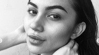 Bahkan Ariel Tatum sering disangka melakukan filler untuk bibirnya agar lebih tebal. Foto: Instagram/@arieltatum