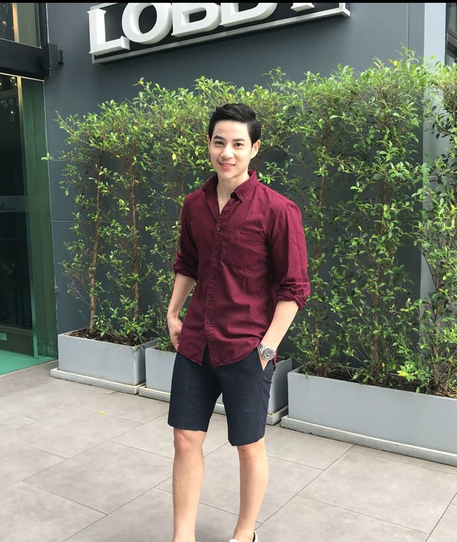 Memiliki paras yang tampan dan tubuh seperti layaknya seorang pria, siapa sangka jika Patcharee Anantaaveerat aslinya adalah seorang wanita. Tak hanya berpenampilan seperti pria, Patcharee atau Zom juga punya hobi gym. Tak heran jika dirinya punya tubuh kekar. Foto: dok. Instagram/@zom_anan