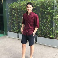 Memiliki paras yang tampan dan tubuh seperti layaknya seorang pria, siapa sangka jika Patcharee Anantaaveerat aslinya adalah seorang wanita. Tak hanya berpenampilan seperti pria, Patcharee atau Zom juga punya hobi gym. Tak heran jika dirinya punya tubuh kekar. Foto: dok. Instagram/@zom_anan