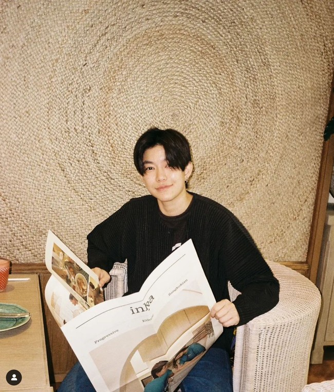 Di Thailand Suppanad Jintaleela dikenal sebagai seorang penyanyi sekaligus pemain film. Tak hanya itu saja dirinya juga dikenal memiliki paras yang tampan seperti layaknya seorang pria. Namun siapa sangka jika Supanat aslinya seorang wanita. Foto: dok. Instagram/@tinasuppanad