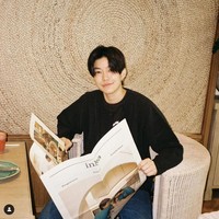 Di Thailand Suppanad Jintaleela dikenal sebagai seorang penyanyi sekaligus pemain film. Tak hanya itu saja dirinya juga dikenal memiliki paras yang tampan seperti layaknya seorang pria. Namun siapa sangka jika Supanat aslinya seorang wanita. Foto: dok. Instagram/@tinasuppanad