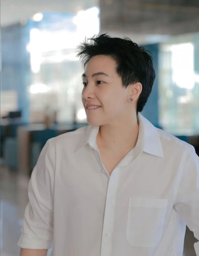 Khowtu Nichayapat merupakan selebgram asal Thailand yang memiliki hobi travelliing. Walaupun memiliki penampilan seperti layaknya seorang pria dan berwajah tampan, namun aslinya Khowtu adalah seorang wanita. Foto: dok. Instagram/@khowtu_kt