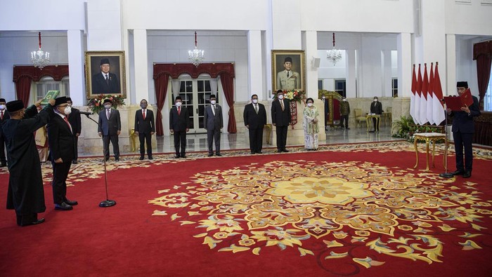 Azwar Anas Dilantik Jokowi Jadi MenPAN-RB Presiden Joko Widodo melantik Abdullah Azwar Anas menjadi MenPAN-RB menggantikan almarhum Tjahjo Kumolo. Pelantikan digelar di Istana Negara, Rabu (7/9) siang.