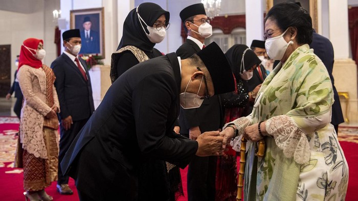 Presiden Joko Widodo melantik Abdullah Azwar Anas menjadi MenPAN-RB menggantikan almarhum Tjahjo Kumolo. Pelantikan digelar di Istana Negara, Rabu (7/9) siang.