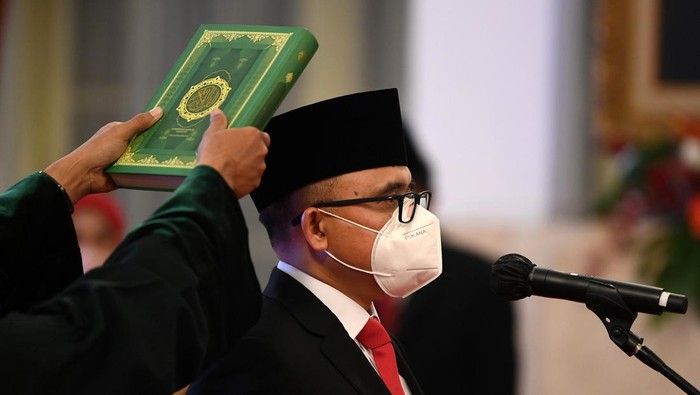 Azwar Anas Dilantik Jokowi Jadi MenPAN-RB Presiden Joko Widodo melantik Abdullah Azwar Anas menjadi MenPAN-RB menggantikan almarhum Tjahjo Kumolo. Pelantikan digelar di Istana Negara, Rabu (7/9) siang.