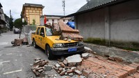 Mobil warga yang rusak karena tertimpa batu bata.