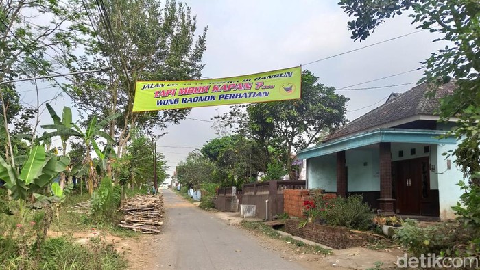 Banner protes warga Cemorokandang karena jalan rusak