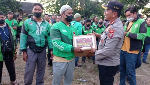 Anggota Polda NTB saat menyerahkan bantuan sosial sembako kepada warga terdampak kenaikan harga BBM, Rabu (7/9/2022).