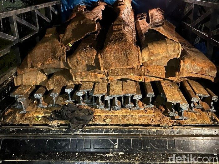 Barang bukti besi rel yang disita polisi.